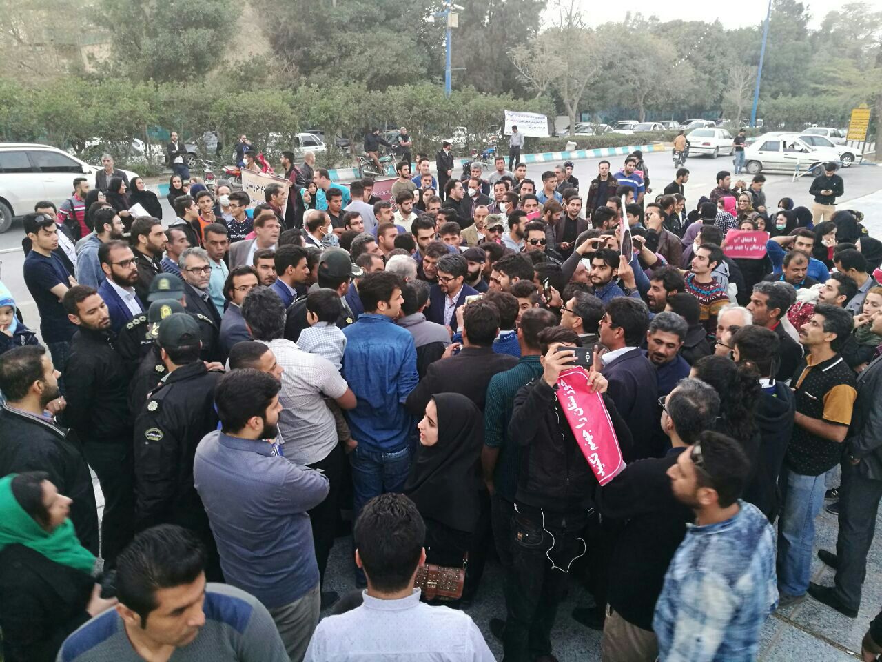 شهروندان اهوازی در اعتراض به انتقال آب کارون و نابسامانی های اخیر خوزستان تجمع کردند + تصاویر