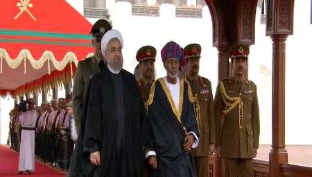 سلطان قابوس رسما از رییس جمهوری اسلامی ایران استقبال کرد