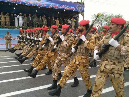 رژه نیروهای مسلح به مناسبت روز ارتش در اهواز برگزار شد