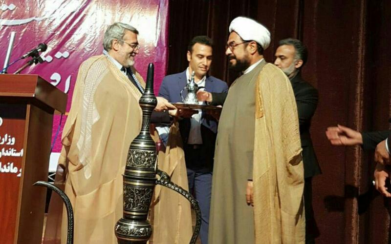 ناصری نژاد “دله” قهوه و “پوشش” عربی به وزیر کشور در شادگان اهدا کرد