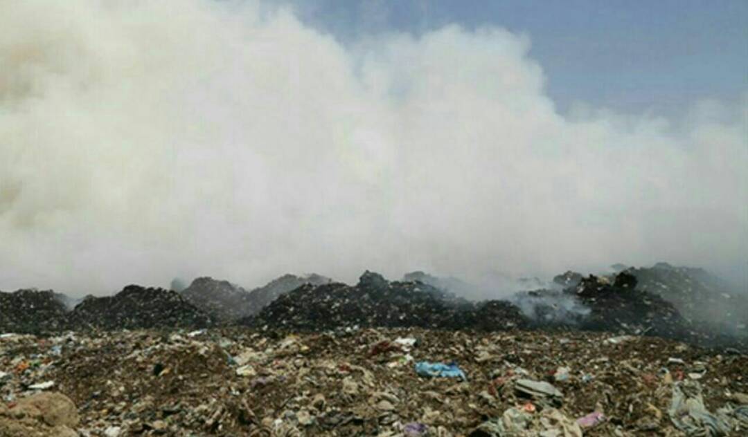 آتش سوزی در محل دفن زباله ها در صفیره واقع در مسیر غیزانیه اهواز