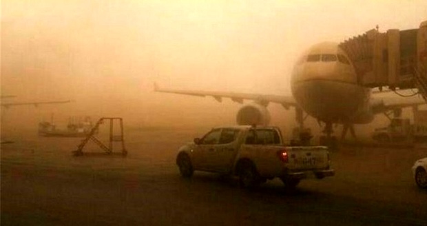 بارش خاک پروازهای فرودگاه اهواز را متوقف کرد
