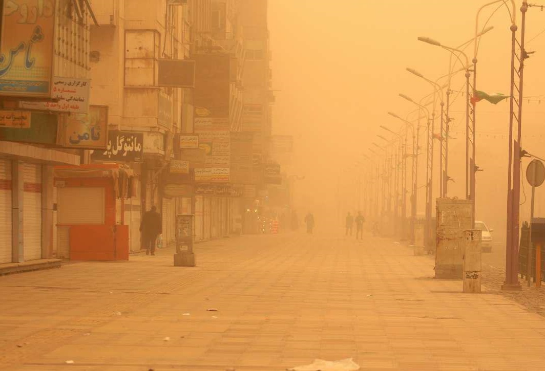 موج گرد و خاک غلیظ ، ادارات ۱۲شهرستان خوزستان را تعطیل کرد