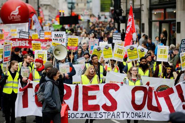 مخالفان دولت می در لندن دست به تظاهرات زدند