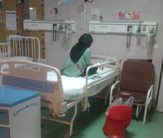 مادری با دست های خالی کنار تخت بیمارستان