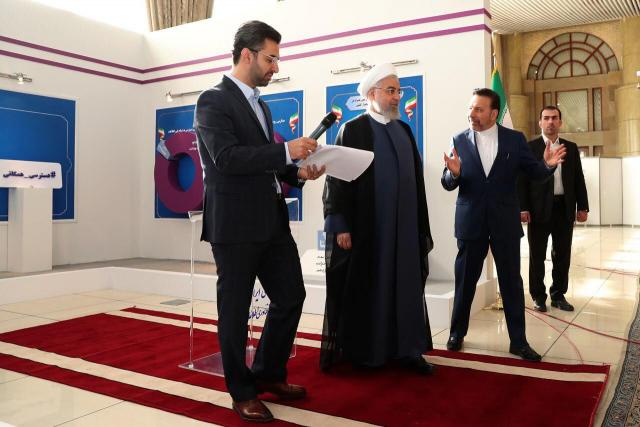 روحانی از نمایشگاه دستاوردهای دولت در توسعه زیرساخت‌های روستایی بازدید کرد