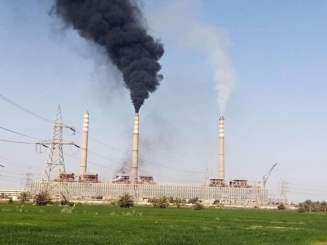 تصاعد دود سیاه از نیروگاه ویس در آسمان شهرستان باوی