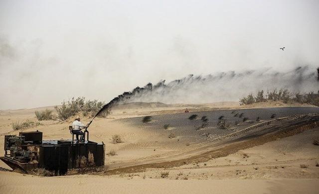 توقف موقت مالچ‌پاشی نفتی در خوزستان با دستور دادگاه
