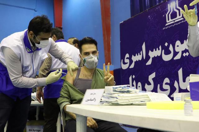 یک‌هزارو۵۰۰ پزشک در خوزستان علیه کرونا واکسینه شدند