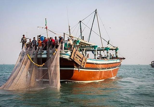 ۱۸شناور هنگام صید ترال در آب‌های ساحلی خوزستان توقیف شدند