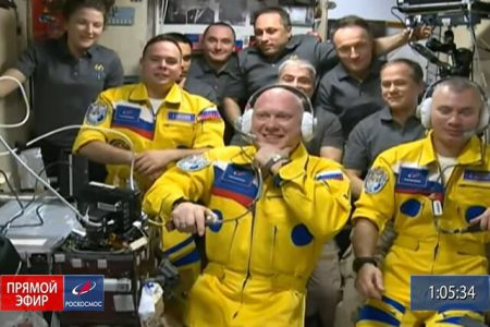 فضانوردان روس لباسی به رنگ پرچم اوکراین به تن کردند!