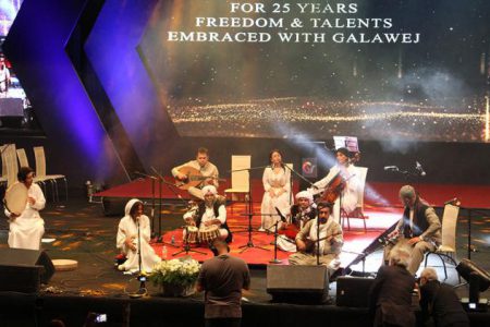 فرید الهامی با کسب اجازه از استاد شهرام ناظری به اجرای موسیقی «افسانه شرق» پرداخت