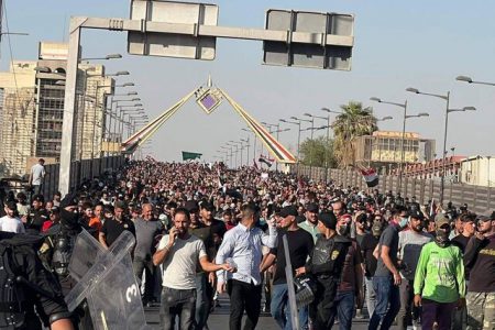 اعتراضات طرفداران صدر به نامزدی نخست‌وزیری «شیاع السودانی»/ ورود معترضان به پارلمان عراق