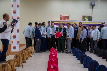 رزمایش بزرگ اهدای سه هزار بسته آموزشی از سوی شرکت فولاد به دانش‌آموزان کم‌برخوردار خوزستان برگزار شد